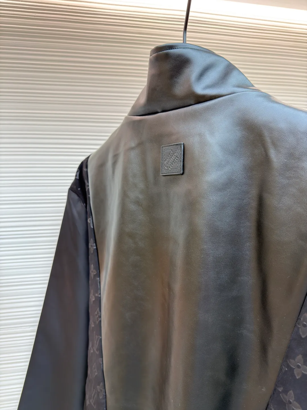 LOUIS VUITTON Presbyopic embossed stitching leather jacket ●Original version: Purchased and developed at 32999 ●Item number: 1681437-C10 ●Fabric: nylon fabric ●Technology: embossed production ●Version: fitted version ●Weight: about 815 grams ●Size: S-M-L-XL ●Description: The main body of the garment is made of 100% nylon material, which is very breathable. You will not feel stuffy at all when wearing it. The cuffs, collar and front are all made of soft sheep leather, which is smooth to the touch and has a full texture! Classic Monogram embossed suede leather inserts. The high collar design with elastic cuffs and hem is not only windproof and warm, but also allows you to move freely without feeling restricted at all! The zipper opening and closing design on the side is also very considerate, making it very convenient to put on and take off. There are also practical pockets on both sides, which can hold many small items. It is fully functional and can be matched with many types of clothing to create a fashionable look. The overall wiring is straight and delicate, the fabric is comfortable and soft, and the color is consistent without color difference. It can be matched with the same style to create a fashionable look and control various occasions. Customized accessories, complete with three standards, same style for men and women!